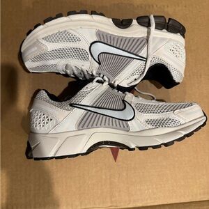 Nike Vomero 5 sz 8.5M/10W